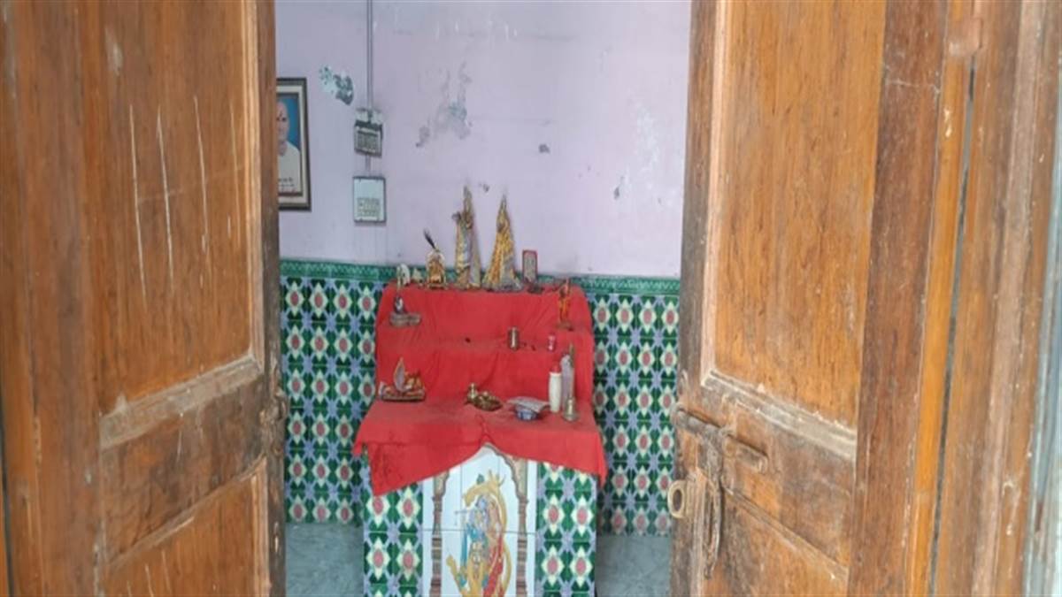 prayagraj news idol of ashtadhatu stolen from temple and hanuman ji statue broken