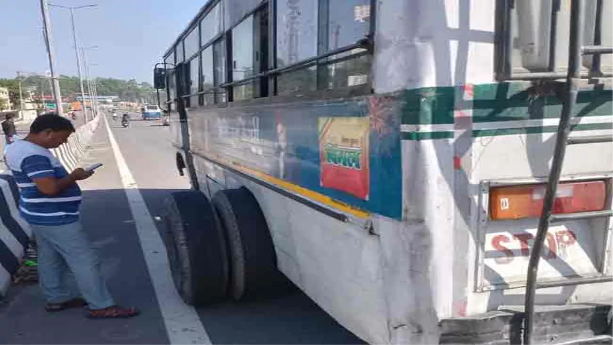 Uttarakhand News: बाल-बाल बची 110 यात्रियों की जिंदगी, दौड़ती बस के पिछले टायर निकले; दूसरी बस टायर फटने से हुई दुर्घटनाग्रस्त