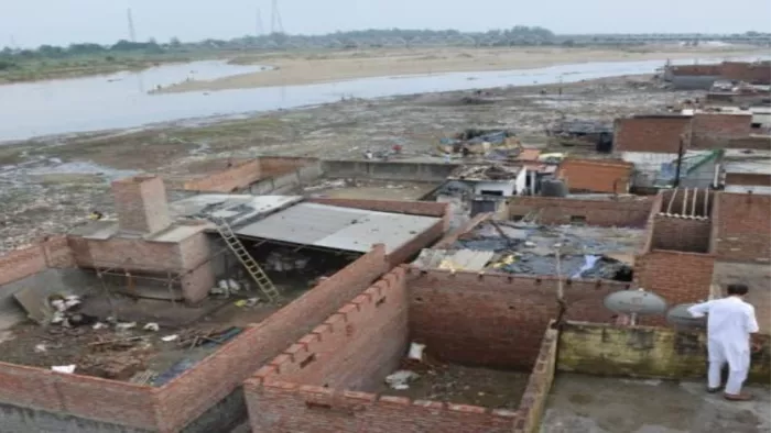 Encroachment on Ramganga River of Moradabad : सात विभागों के अधिकारियों ने देखा नदी किनारे पर किया गया निर्माण।