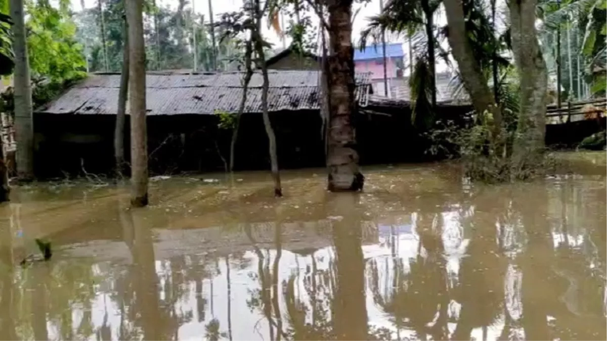 Assam Flood: असम में बाढ़ की स्थिति में मामूली सुधार, क्षतिग्रस्त रेलवे नेटवर्क को बहाल करने का काम जारी