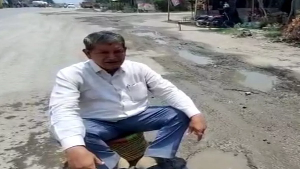 Uttarakhand News: पूर्व सीएम हरीश रावत अचानक कार से उतरे और धरने पर बैठ गए, देखें वीडियो