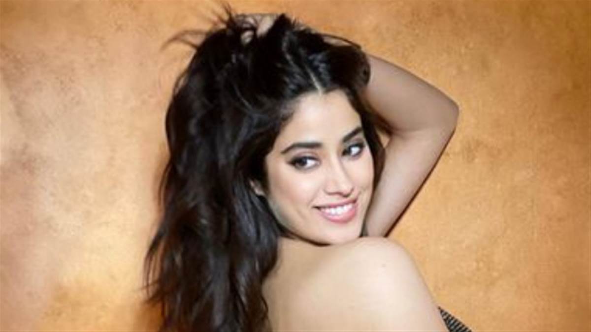 Janhvi Kapoor Oops Moment : करण जौहर की पार्टी में इनती ज्यादा साइट कट ड्रेस पहन पहुंची जाह्नवी कपूर, कैमरे में कैद हुआ एक्ट्रेस का... Janhvi Kapoor Oops Moment : करण जौहर की पार्टी में इनती ज्यादा साइट कट ड्रेस पहन पहुंची जाह्नवी कपूर, कैमरे में कैद हुआ एक्ट्रेस का...