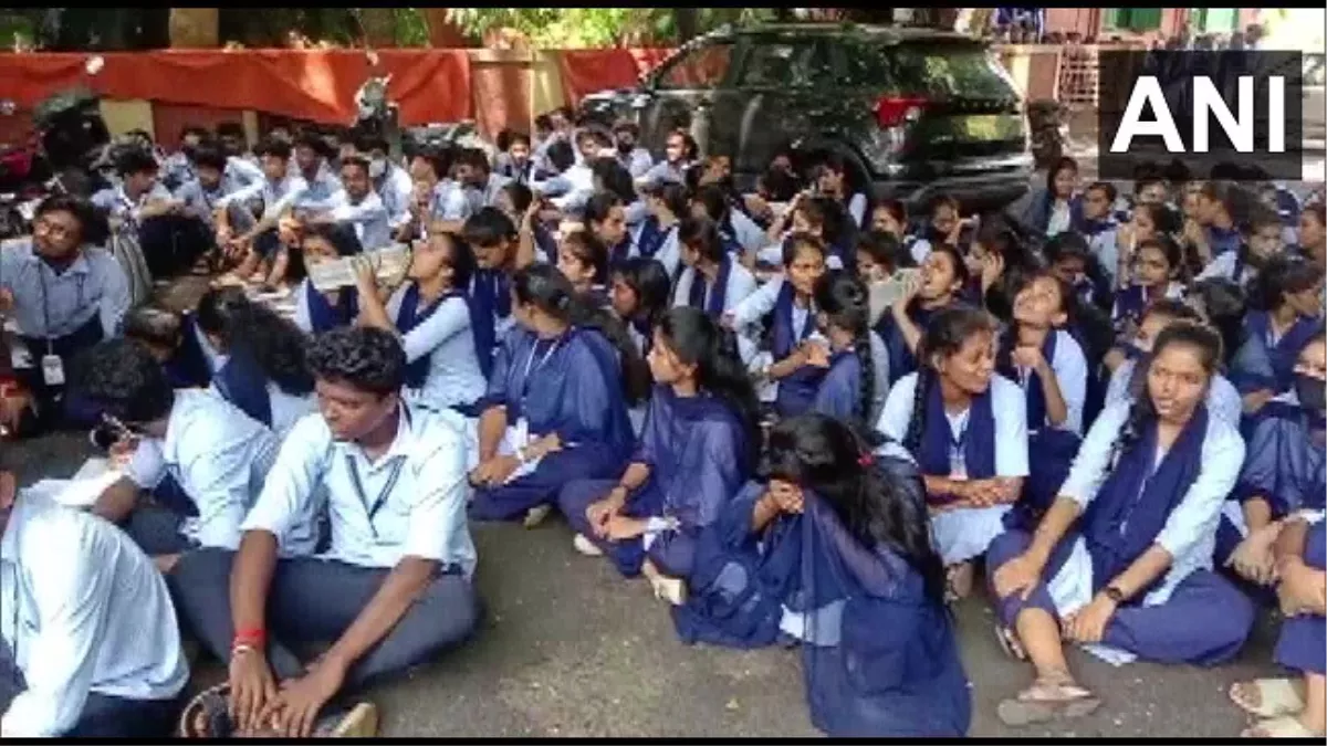 Hindi Breaking News Today 26th May: मैंगलोर के छात्रों ने हिजाब नियम न लागू करने के खिलाफ किया विरोध प्रदर्शन