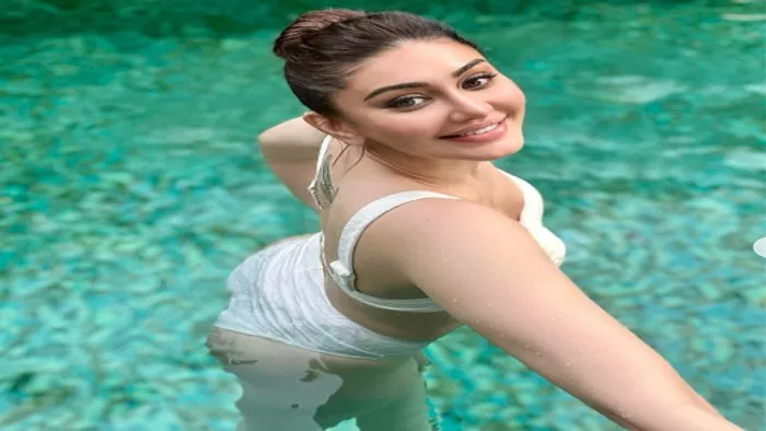 Shefali Jariwala Photos: शेफाली जरीवाला ने बिकिनी पहन स्विमिंग पूल में दिया कातिलाना पोज