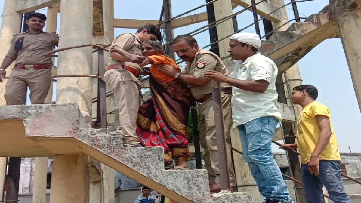 Shahjhanpur News: बेटे से परेशान बुजुर्ग मां ने ओवरहेड टैंक पर चढ़कर जान देने का किया प्रयास, पुलिस ने बचाया