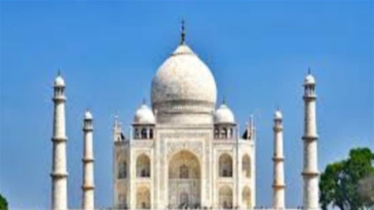 ताजमहल में बुधवार को नमाज पढ़ने पर चार पर्यटकों के खिलाफ मुकदमा हुआ है।
