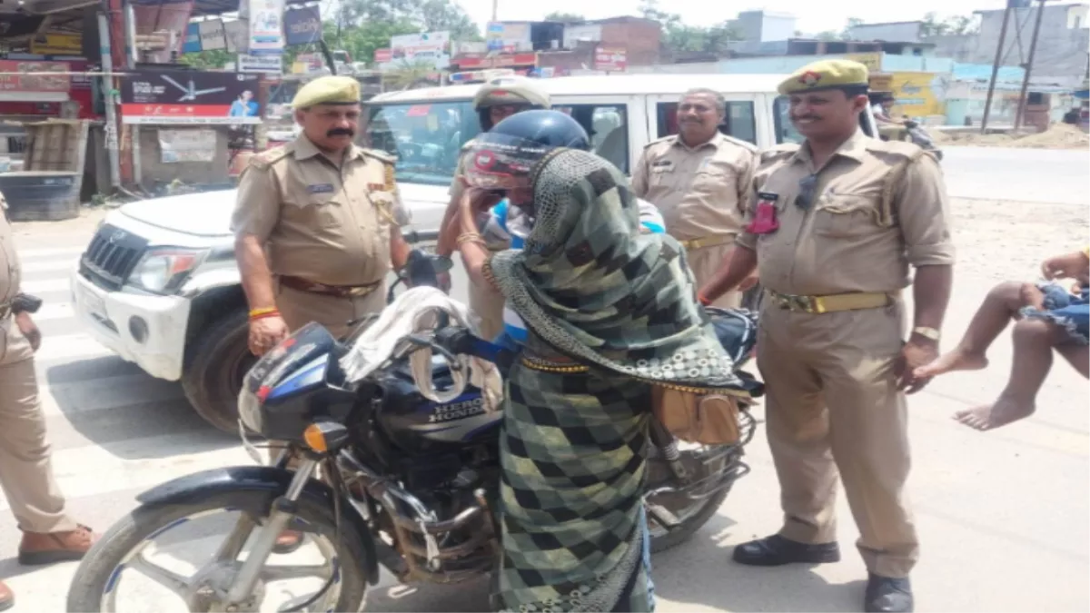 Gorakhpur News: बिना हेलमेट बाइक चलाने वालों के खिलाफ चला अभियान, 1189 वाहनों का कटा चलान