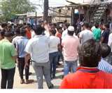 वहां मौजूद लोग भड़क गए और उन्होंने नगर निगम की टीम पर पथराव कर दिया।
