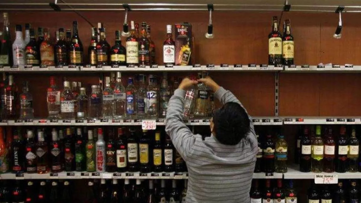 ग्राहक बनकर शराब दुकान पहुंच गये कार्यपालक दंडाधिकारी, प्रिंट रेट से अधिक दर पर शराब बेचकर फंसे सेल्समैन