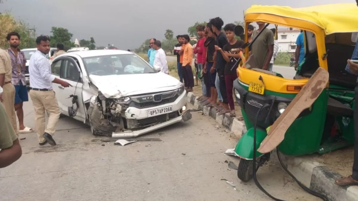 Gorakhpur News: बेलीपार में कार ने मारी टक्कर, झंगहा में अनियंत्रित आटो पुल से 20 फुट नीचे पलटा, 12 लोग घायल