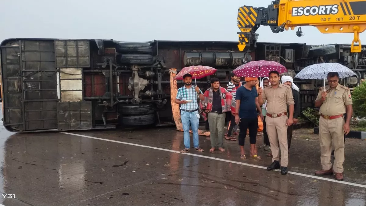 UP Accident: फतेहपुर में हाईवे पर काशी विश्वनाथ जा रही दर्शनार्थियों से भरी टूरिस्ट बस डिवाइडर से टकराकर पलटी