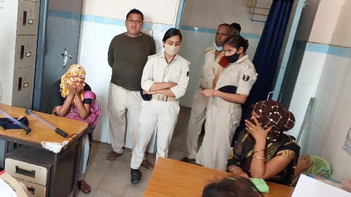 लॉज की आड़ में 'डर्टी खेल': बक्सर में आपत्तिजनक हालत में मिले तीन जोड़े, रजिस्टर ने खोला गंदे काम का हर राज