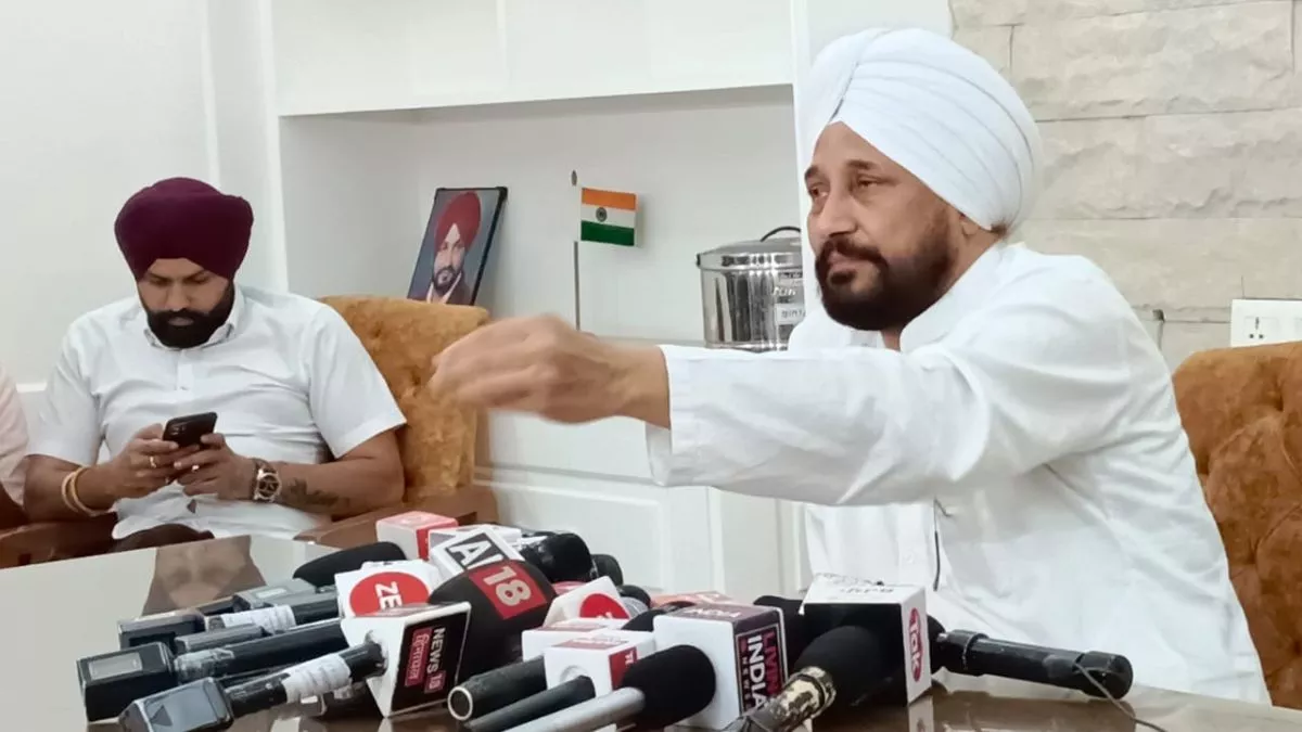 Punjab News: भ्रष्टाचार के मामले में अकेले पड़ने लगे पूर्व मुख्यमंत्री चन्नी, फूंक-फूंक कर कदम रख रही कांग्रेस