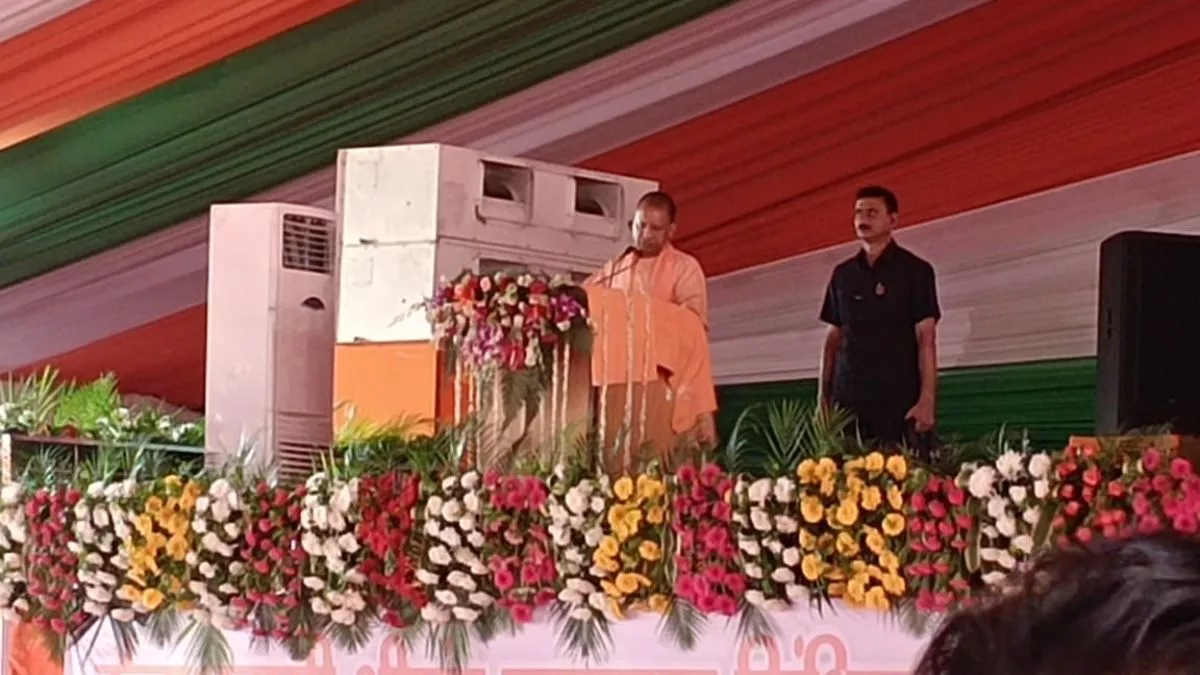 CM Yogi In Mainpuri: सीएम योगी ने दी मैनपुरी की जनता को 412 करोड़ की सौगात, सिंधिया परिवार को लेकर कही ये बात