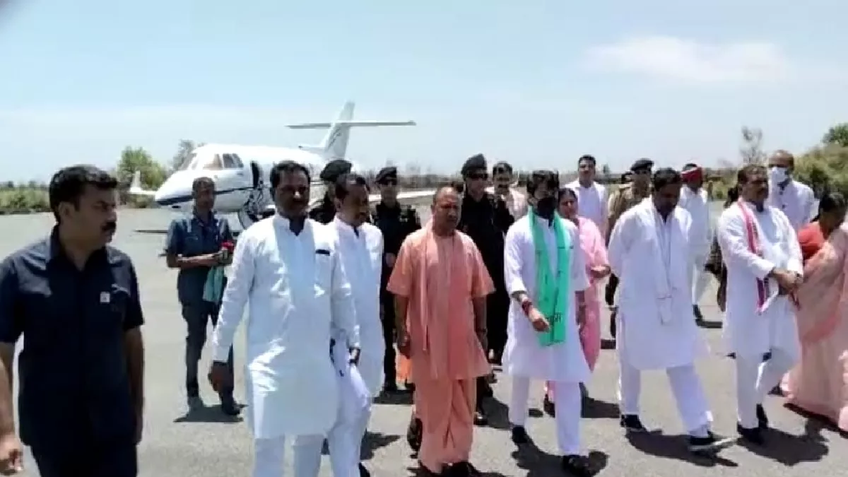 CM Yogi Mainpuri Visit: मुख्यमंत्री योगी आदित्यनाथ सैफई हवाई पट्टी उतरे, मैनपुरी के ल‍िए हुए रवाना