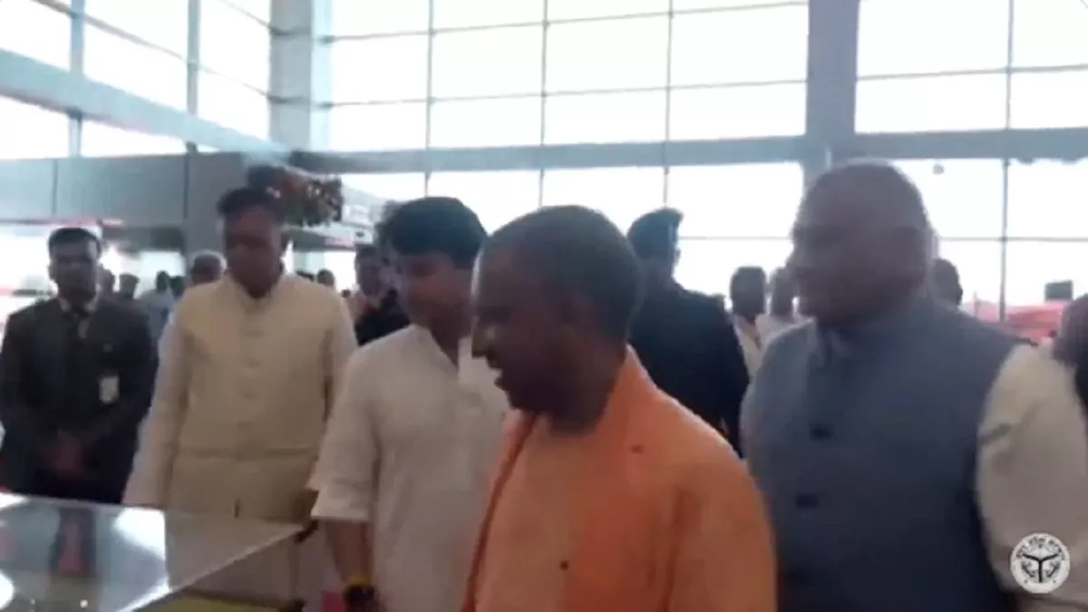 CM योगी ने ज्योतिरादित्य सिंधिया और राज्य मंत्री जनरल वीके सिंह के साथ कानपुर एयरपोर्ट टर्मिनल का शुभारंभ किया