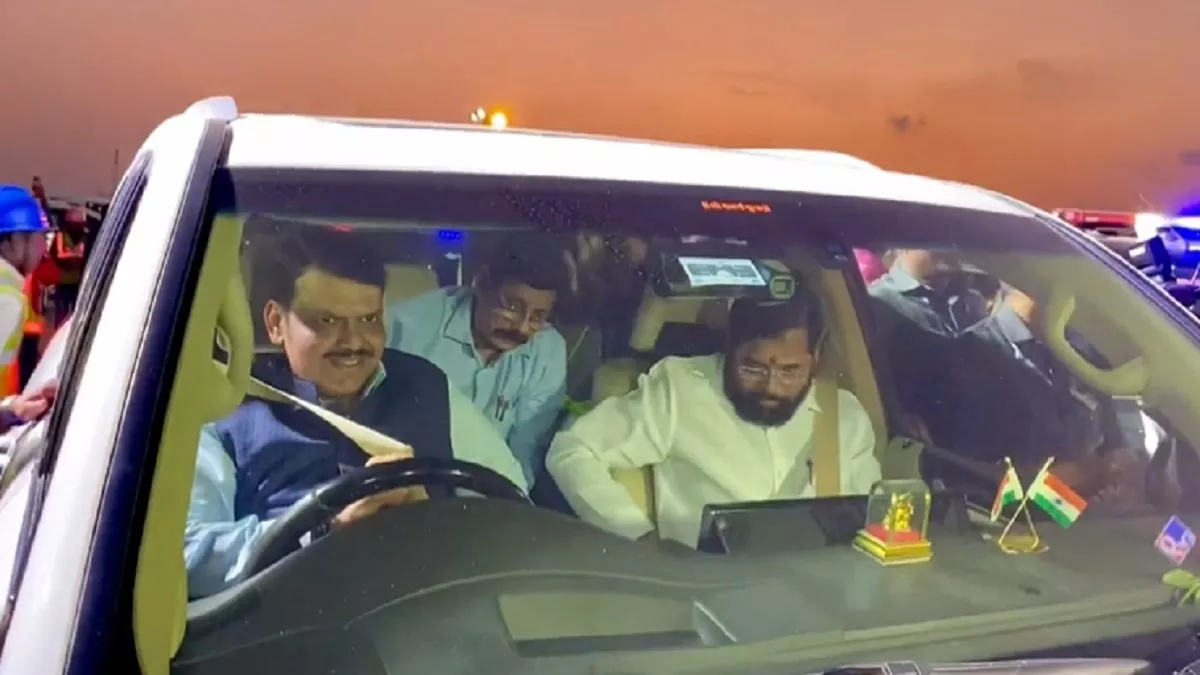 VIDEO: जब खुद ड्राइवर बने महाराष्ट्र के डिप्टी सीएम देवेंद्र फडणवीस, शिंदे के साथ MTHL पर की ड्राइविंग