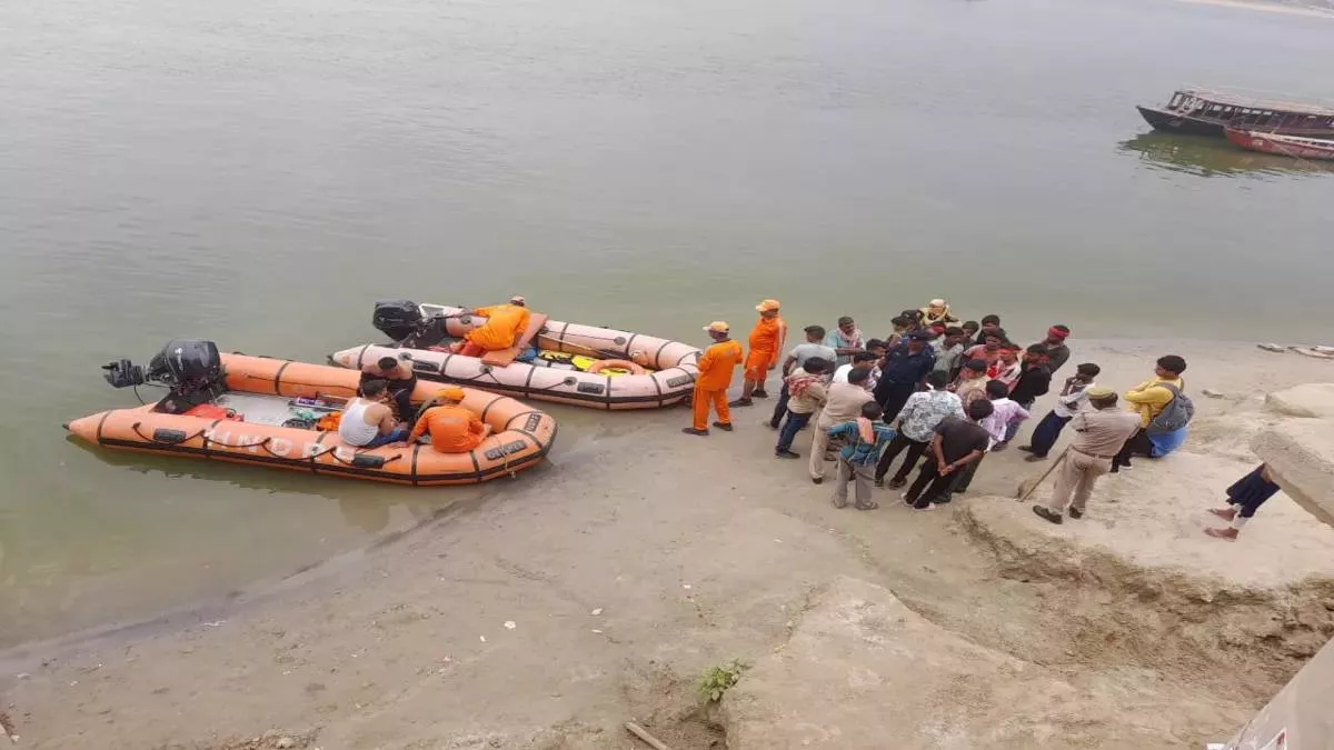Varanasi: गंगा में सेल्फी ले रहे दो युवक पानी में डूबे, अस्सी घाट पर कर रहे थे स्नान, बहते हुए आ गए तुलसीघाट