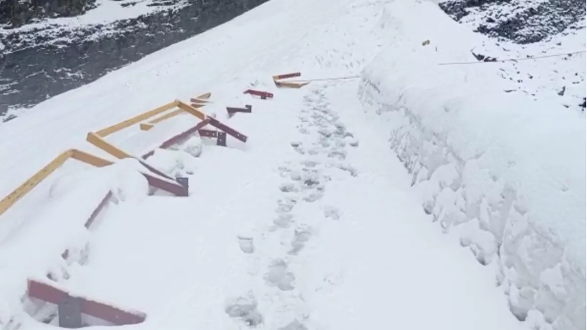 Hemkund Sahib: बर्फबारी के चलते दूसरे दिन भी रोकी गई हेमकुंड यात्रा, गोविंदघाट व घांघरिया में रुके यात्री