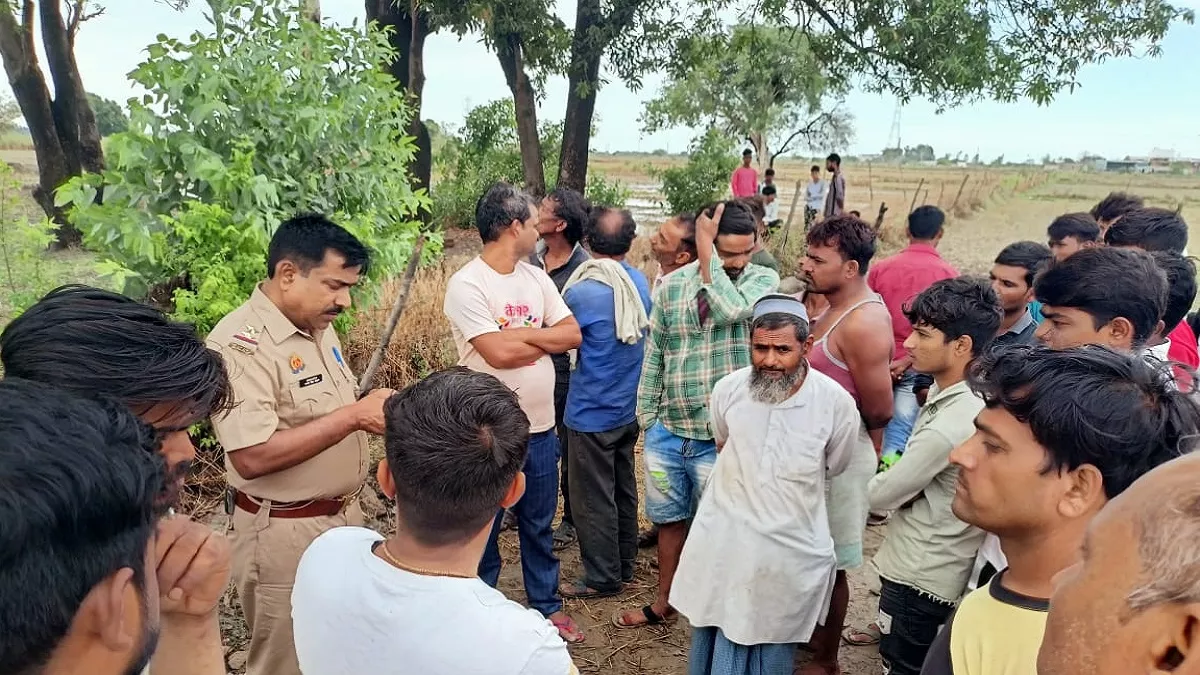 Kanpur Dehat News: प‍िता को रोज पीटता था बेटा, तंग आकर फांसी पर झूला, सुबह पेड़ पर झूलती म‍िली लाश