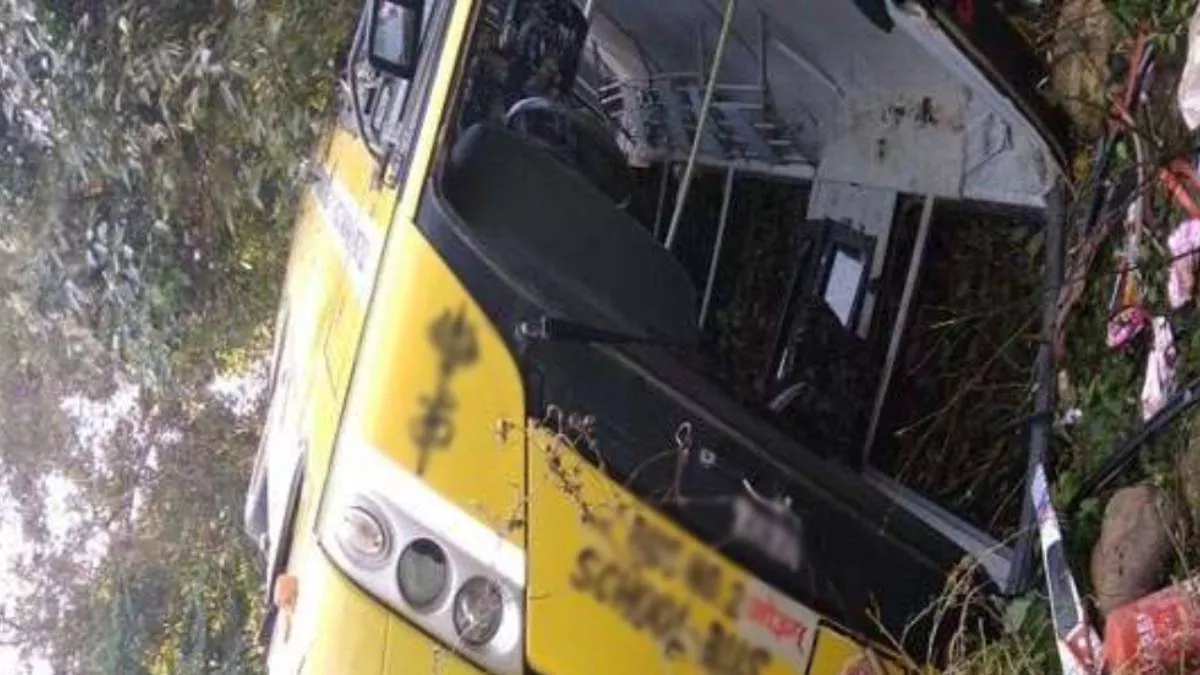 School Bus: नियंत्रण खोने से पलटी Moradabad टूर पर जा रही Kashipur की स्कूल बस, एक आया की मौत, पांच बच्चे घायल