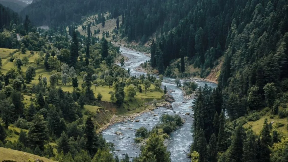 Kashmir Hill Stations: कश्मीर की हसीन वादियों में बना रहे हैं घूमने का प्लान, तो इन जगहों को देखना न भूलें