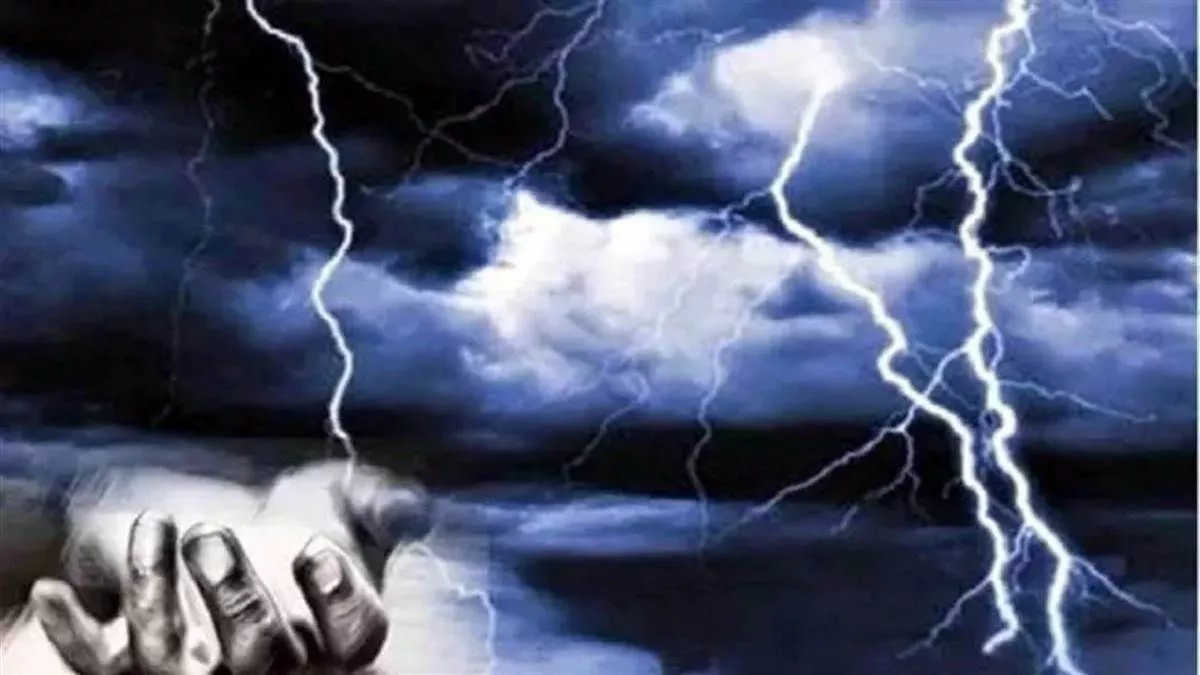 Lightning Strike in Mirzapur: मिर्जापुर में आकाशीय बिजली का कहर, महिला सहित तीन लोगों की मौत