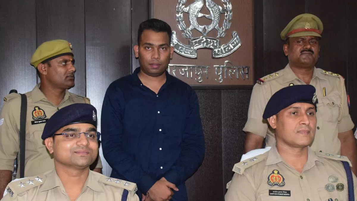 Mirzapur: IAS व IPS अधिकारी बनकर काम का दबाव बनाने वाला आरोपी गिरफ्तार, शक होने पर अधिकारियों ने की छानबीन