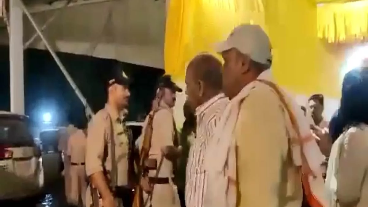 पंडित धीरेंद्र शास्त्री के दिव्य दरबार में हाई वोल्टेज ड्रामा, बाउंसरों ने विधायक को मंच पर चढ़ने से रोका