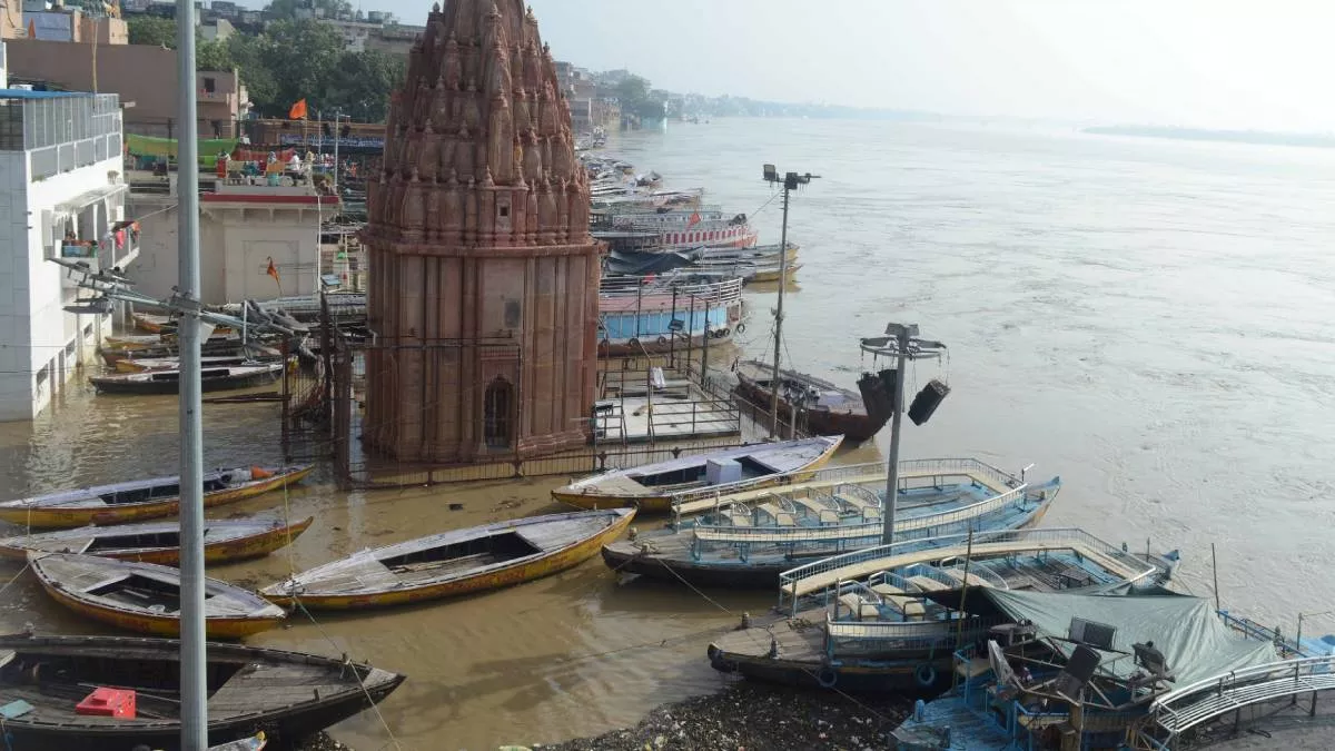 Varanasi: थम नहीं रहा गंगा में लोगों के डूबने का सिलसिला.. जल पुलिस व नगर निगम ने घाटों पर लगाया चेतावनी बोर्ड
