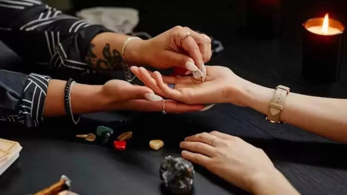 Palmistry Astrology: पत्नी से हो रही है अनबन तो हाथों की इन लकीरों का है दोष