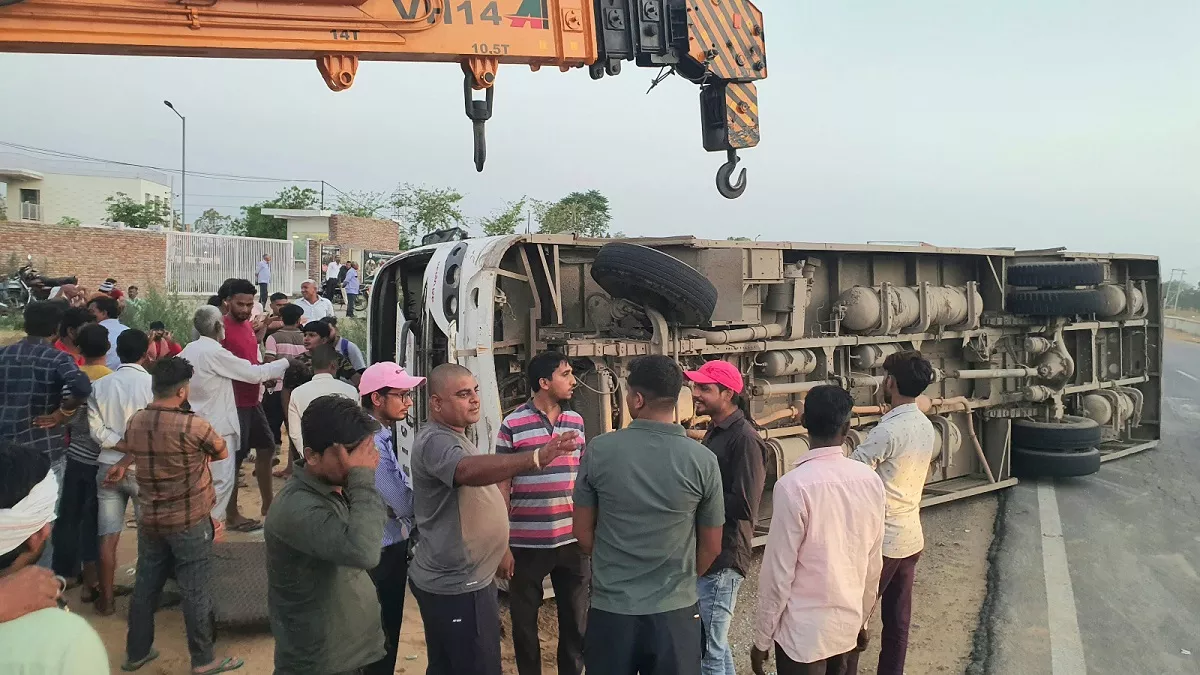 बाइक सवार को बचाने में गुरुग्राम-रेवाड़ी नेशनल हाईवे पर पलटी बस, 20 यात्री घायल; गुरुग्राम के अस्पताल रेफर