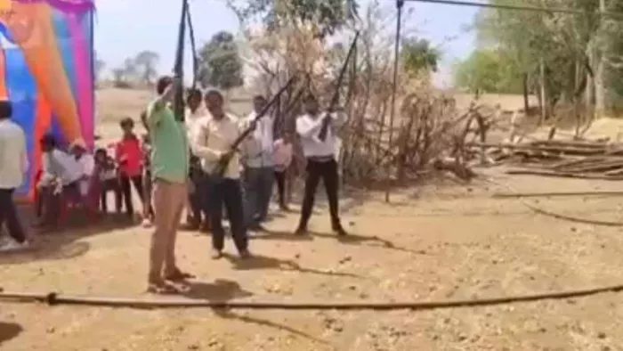 मामला दर्ज होने के बाद रोहित खड़िया का बयान भी सामने आया है।
