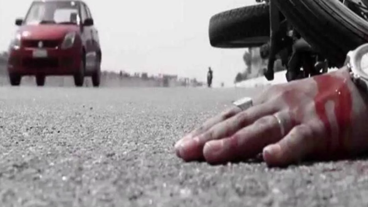 Sant Kabir Nagar News (UP): कार व बाइक की भिड़ंत में बाइक सवार की मौत, दो गंभीर, तेज रफ्तार बनी मौत का कारण