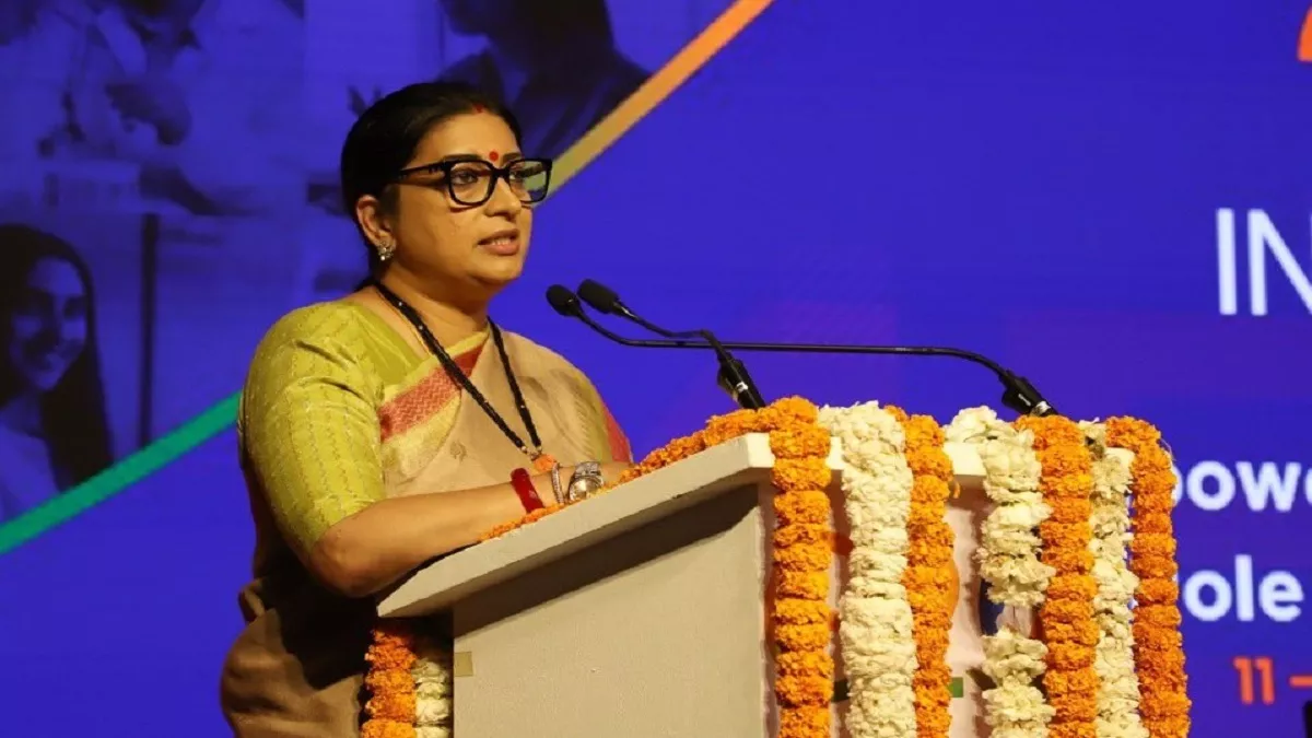 ''लोकतांत्रिक आजादी का प्रतीक है सेंगोल'', स्मृति ईरानी बोलीं- गांधी खानदान ने वर्षों तक अंधेरे में रखा