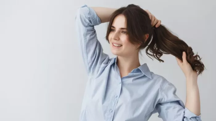 Hair Care Tips: बालों को घना और मजबूत बनाना है, तो फॉलो करें ये टिप्स