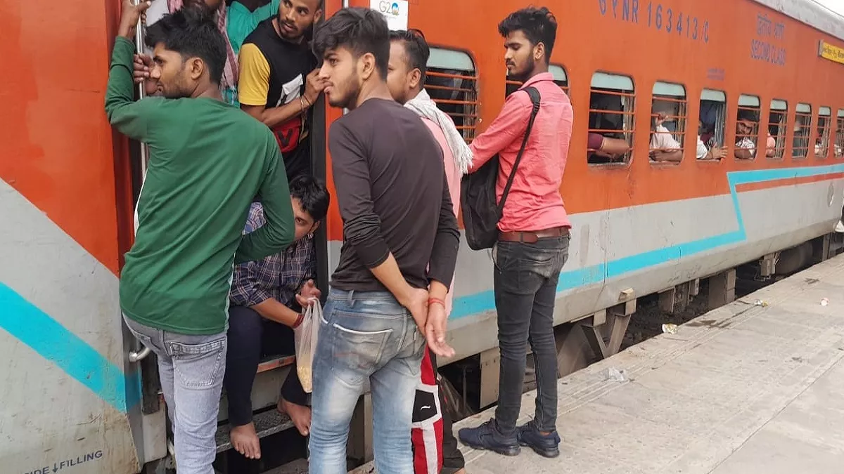 Bhadohi: ट्रैकों की मरम्मत के दौरान कट गया सिग्नल का तार, दो घंटे जहां की तहां खड़ी रहीं यात्री ट्रेनें