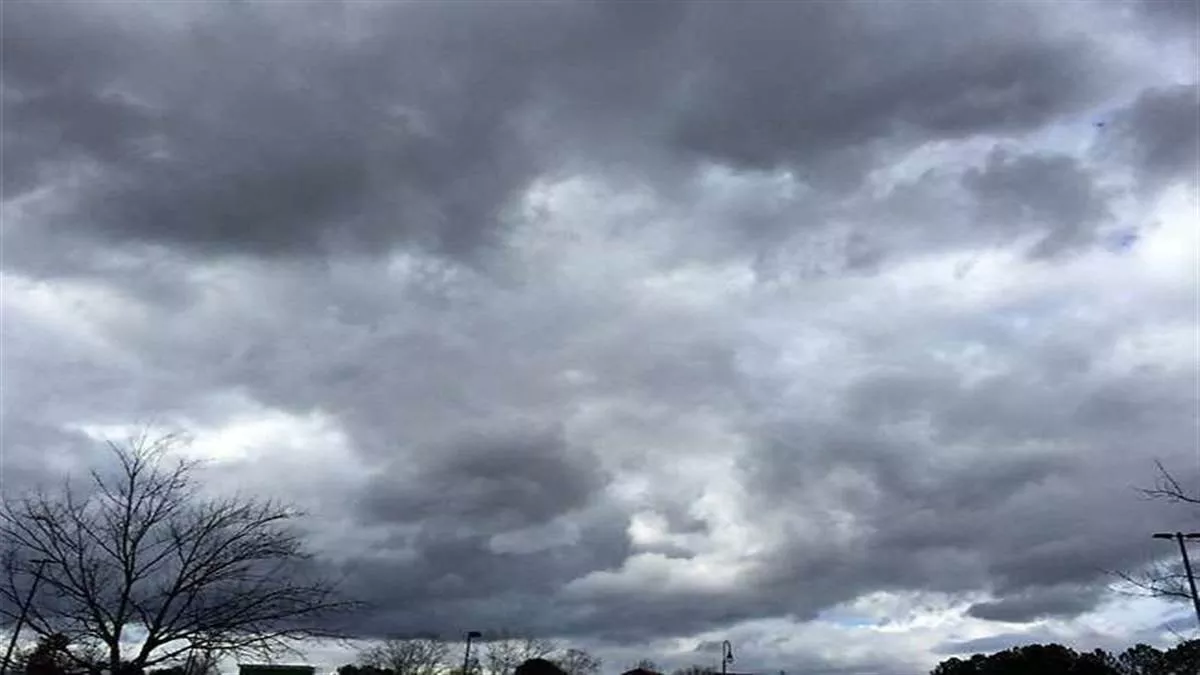 Ballia में मौसम हुआ सुहाना, आसमान में छाए घने बादल, चल रही हैं तेज हवाएं