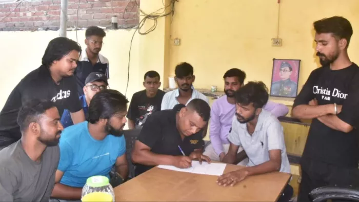 कांठ रोड पर ई रिक्शा में गो मांस पकड़ने के बाद हरथला पुलिस में तहरीर लिखते बजरंग दल के कार्यकर्ता।