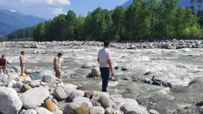 ब्यास में फोटोग्राफी करने उतरे दो पर्यटक बहे
