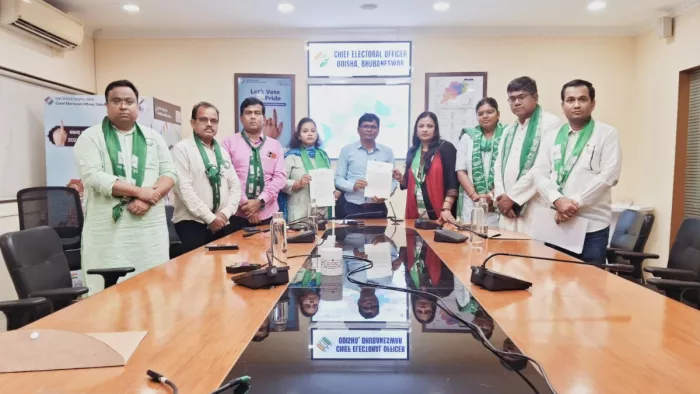 चुनाव अधिकारी को ज्ञापन देते बीजद प्रतिनिधि दल