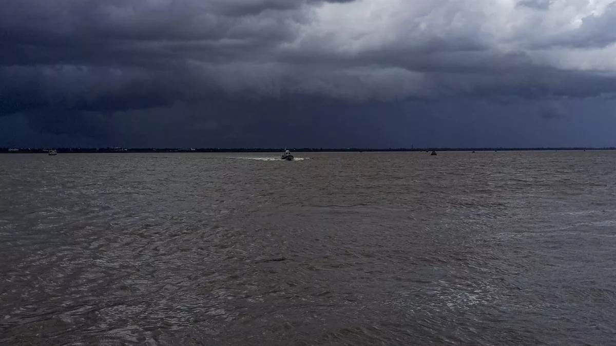 https://www.jagranimages.com/images/newimg/26052024/26_05_2024-cyclone_remal_23725651_154142764.jpg