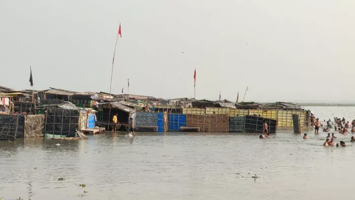 Amroha News: तिगरी में बढ़े गंगा के जलस्तर में घिरीं पुरोहितों की झोपड़ियां।