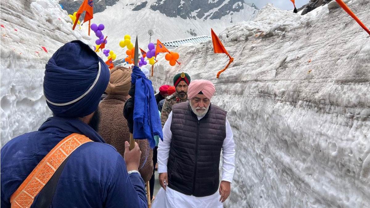 https://www.jagranimages.com/images/newimg/26052024/26_05_2024-hemkund-sahib_23725447.jpg