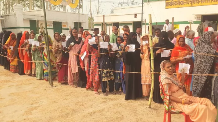 बस्ती जनपद के खुशहालगंज में मतदान के लिए कतार में खड़े लोग l जागरण