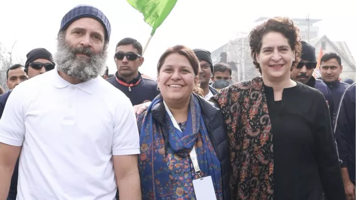 राहुल गांधी और प्रियंका गांधी के साथ कांग्रेस की राष्ट्रीय प्रवक्ता व पार्टी की इंटरनेट मीडिया प्रभारी सुप्रिया श्रीनेत।