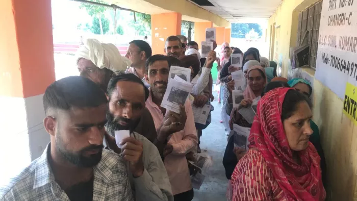 जम्मू कश्मीर में हुआ बंपर मतदान, पिछले 35 साल का टूटा रिकॉर्ड