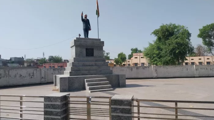 करसिंधु गांव के चौराहा पर लगी बलिदानी उधम सिंह की प्रतिमा