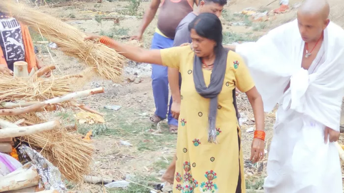 बुजुर्ग महिला की मौत के बाद बेटे-पोते ने की ये शर्मनाक हरकत, बेटी-दामाद आए तो...। जागरण
