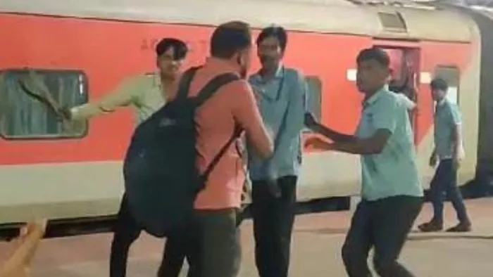 Video: रेलवे स्टेशन पर कोच अटेंडेंट की गुंडागर्दी, 30 सेकेंड में 9 बेल्ट मारे; दौड़ा-दौड़ा कर पीटा